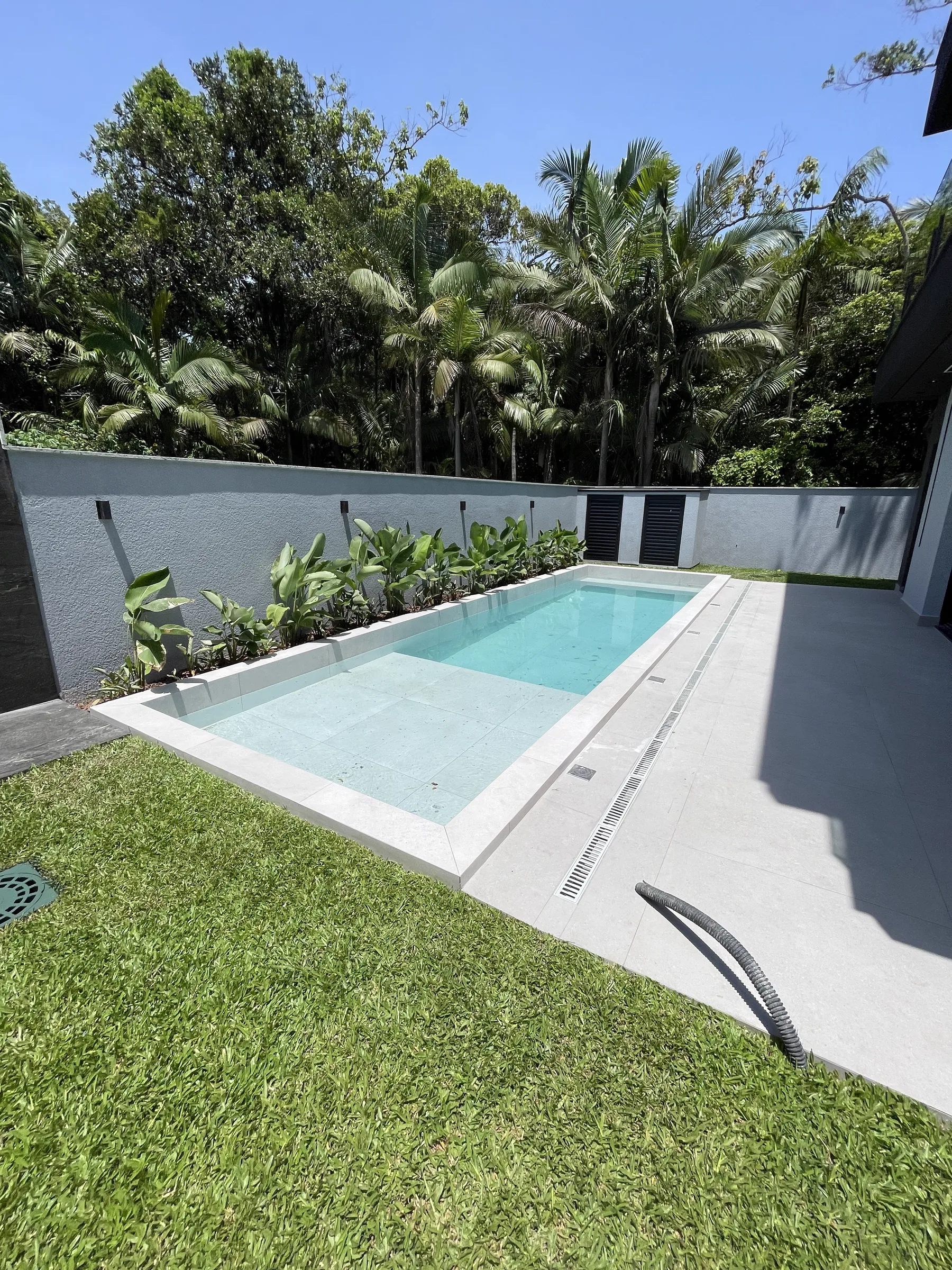 Casa Batman — piscina e jardim