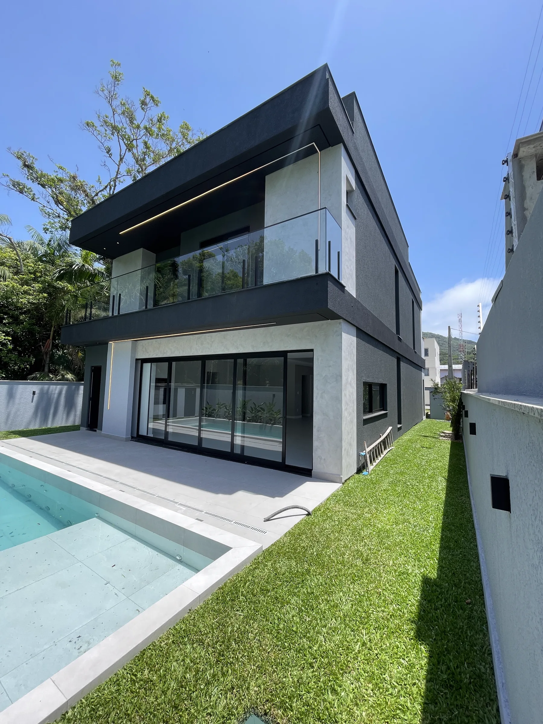 Casa Batman — fachada e área de lazer