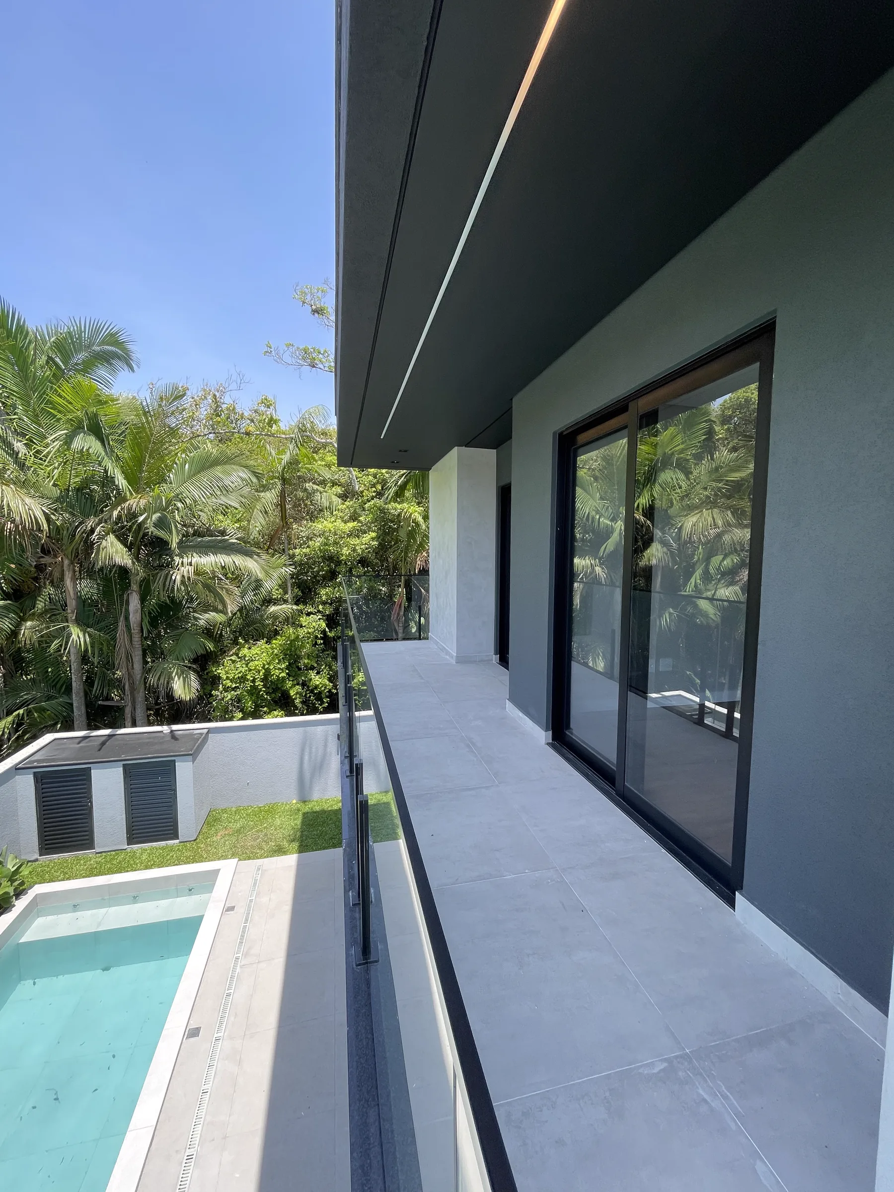 Casa Batman — varanda superior com vista para a piscina e a Mata Atlântica